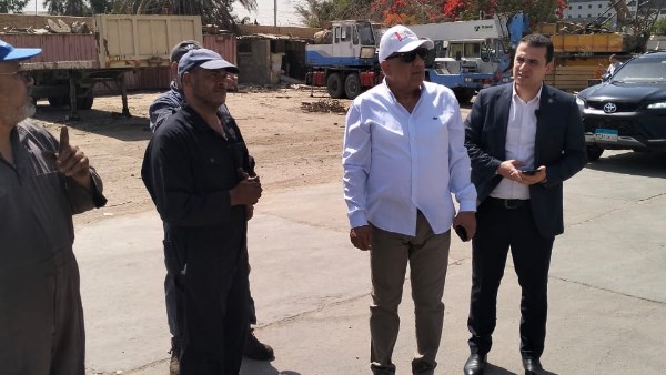 وزير الكهرباء خلال الزيارة
