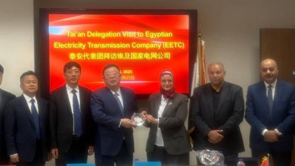 رئيس المصرية لنقل الكهرباء مع الوفد الصيني