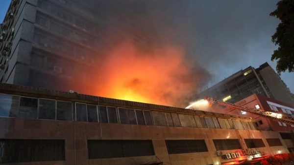 فصل التيار الكهربائي والغاز عن عقارات وسط البلد عقب حريق شركة الأدوية.. صور