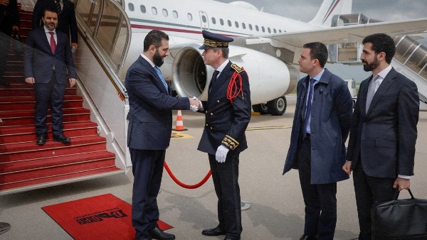 الشرع يصل الي باريس 
