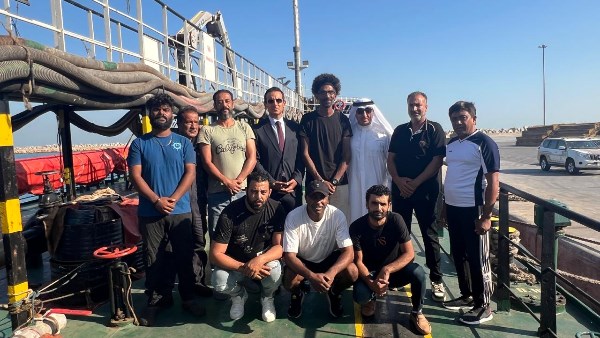 البحارة المصريين وممثل القنصلية 