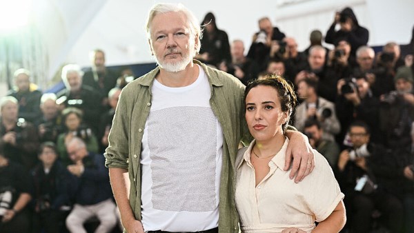 جوليان أسانج يظهر في مهرجان كان مرتديا قميصا يحمل أسماء أطفال فلسطينيين