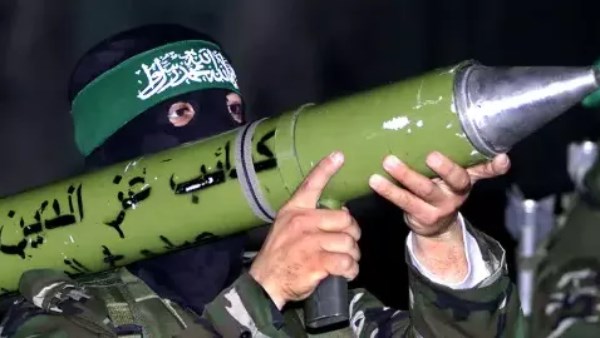القسام تستهدف ناقلة جند إسرائيلية بقذيفة P29 في جنوب غزة