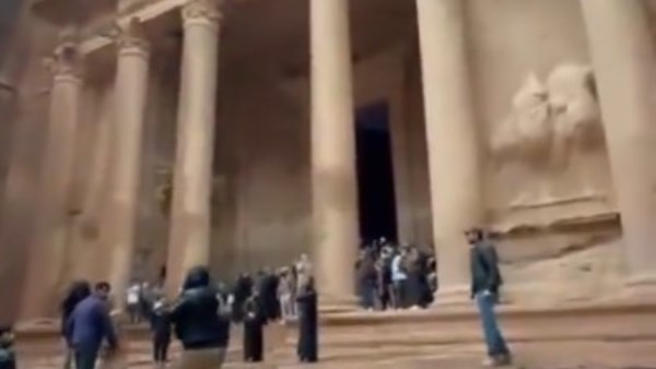 فيضانات غزيرة تضرب مدينة البتراء بالأردن