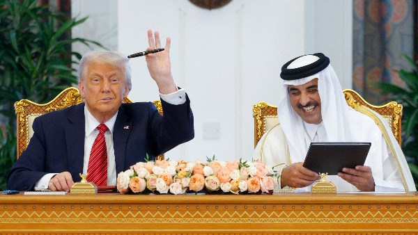 أمير قطر يهدي ترامب قلمًا فاخرًا خلال مراسم توقيع اتفاقيات استراتيجية