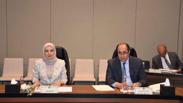 السفير حسام زكي وسفيرة البحرين في القاهرة