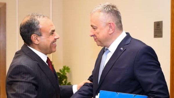وزير الخارجية يبحث مع المفوض الأوروبي تعزيز الشراكة التنموية والاستراتيجية