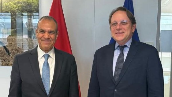 وزير الخارجية والهجرة يلتقى مع المفوض الأوروبي للصحة