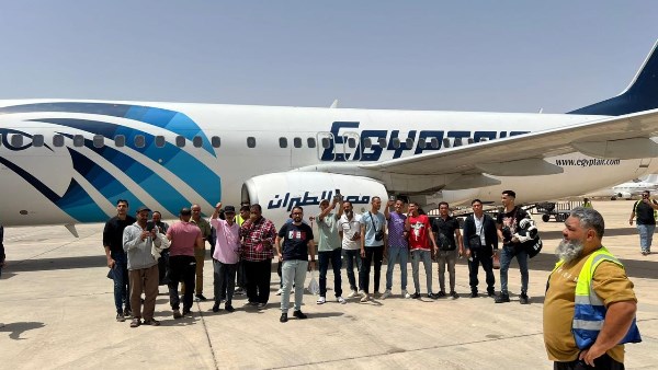 مصر تُعيد 71 مواطنًا من ليبيا 