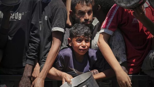 أهالي غزة يعانون من نقص الغذاء والعلاج 