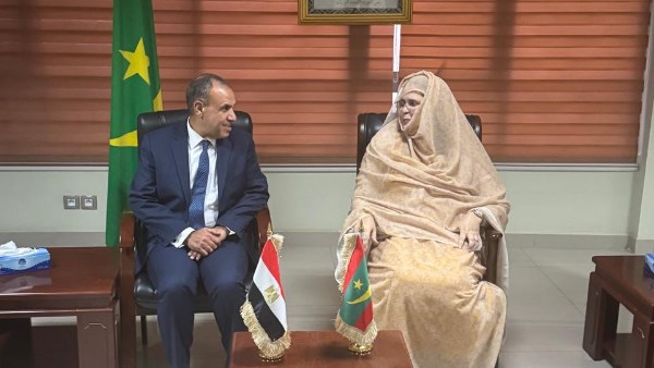 وزير الخارجية مع وزيرة التجارة والسياحة الموريتانية