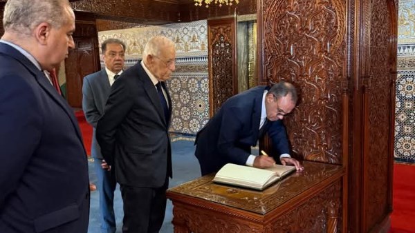 وزير الخارجية يزور ضريح الملكين محمد الخامس والحسن الثاني بالرباط ويبحث تعزيز العلاقات مع المغرب