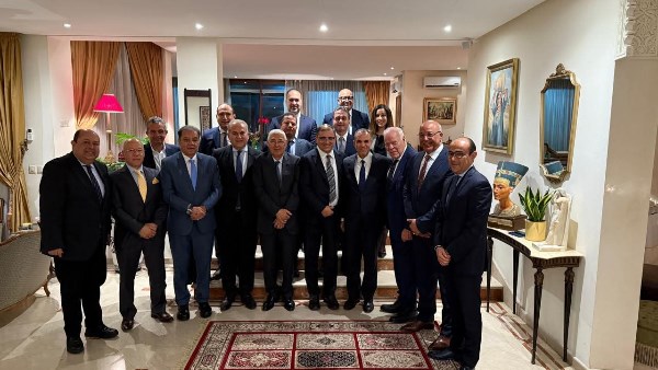 لقاء وزير الخارجية والهجرة مع مجموعة من كبار رجال الأعمال ورؤساء البنوك المغربية