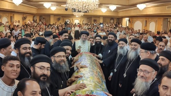 تطييب رفات الشهيدة دولاجي وأولادها الأربعة في كنيستها بإسنا| صور