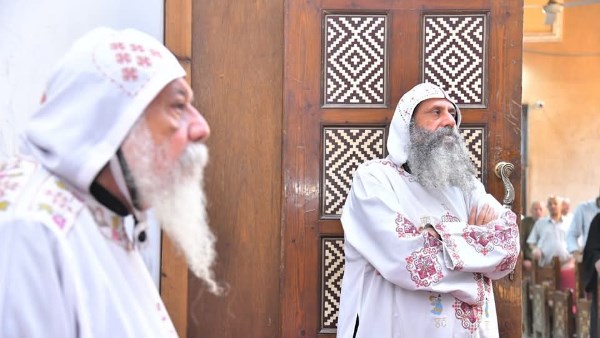 الأنبا بيجول أسقف الدير المُحرق يصلي القداس بالكنيسة المرقسية بمطرانية ملوي