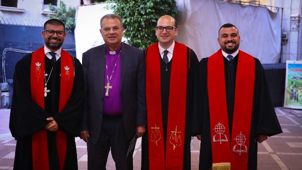 رئيس الطائفة الإنجيلية بمصر يشهد رسامة قسوس وشيخ بالكنيسة الإنجيلية بقصر الدوبارة