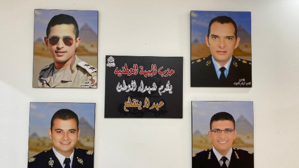 لوحة أسماء المجاهدين وصور الشهداء تزين مقر 