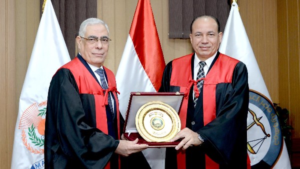 مجلس جامعة المنصورة يمنح النائب العام المصري الدكتوراه الفخرية