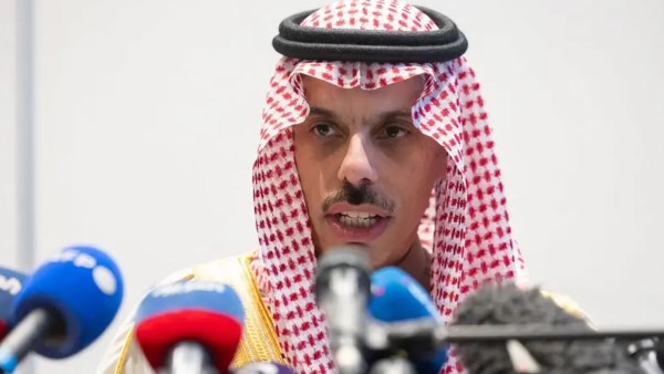 وزير الخارجية السعودي يشارك في جهود تهدئة التوترات بين الهند وباكستان