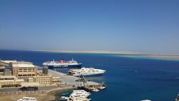 استئناف الملاحة البحرية بميناء الغردقة بعد تحسن الأحوال الجوية
