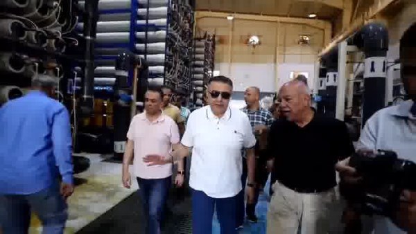 محافظ البحر الأحمر يتابع ميدانياً أعمال تطوير محطة تحلية المياه