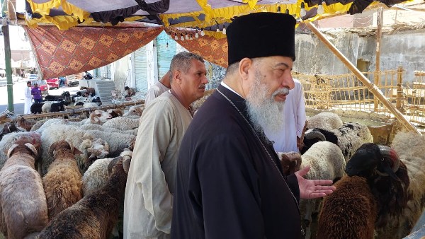 رسالة محبة.. القمص يؤنس أديب يشارك المسلمين فرحتهم بالأضحى في الغردقة
