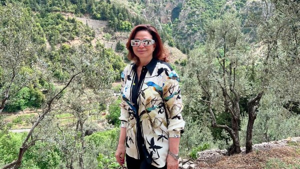 إلهام شاهين تخطف الأنظار في أجواء الطبيعة بـ لبنان