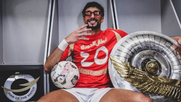 وسام أبو علي يحتفل ببطولة الدوري على طريقته الخاصة