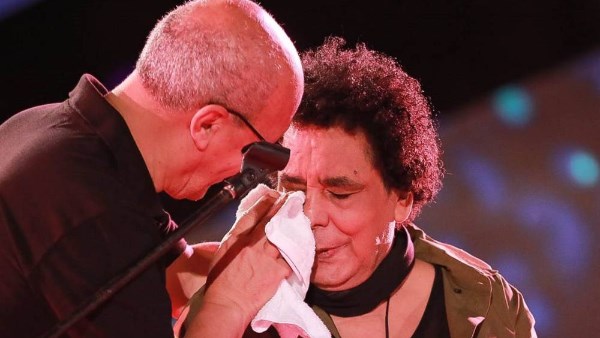 لماذا بكى محمد منير أمام الجمهور في حفل الاسكندرية؟