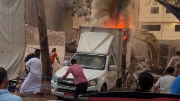 السائق حاول إبعادها.. حريق يلتهم صندوق سيارة ربع نقل في المهندسين| صور