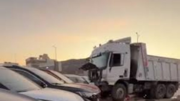فحص كاميرات المراقبة بمحيط حادث اصطدام تريلا بمعرض سيارات القطامية