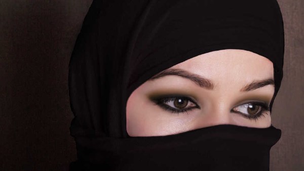 بقى هي الدنيا كده .. جنات: مات والدى ووالدتي وزوجي خانني مع صديقتي الوحيدة