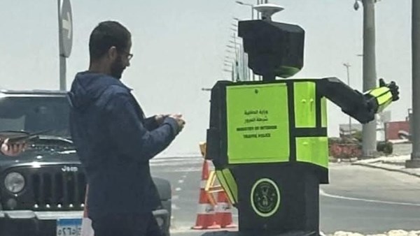 أحدث صيحات تكنولوجيا المرور.. روبوت إلكتروني في شوارع العاصمة الإدارية