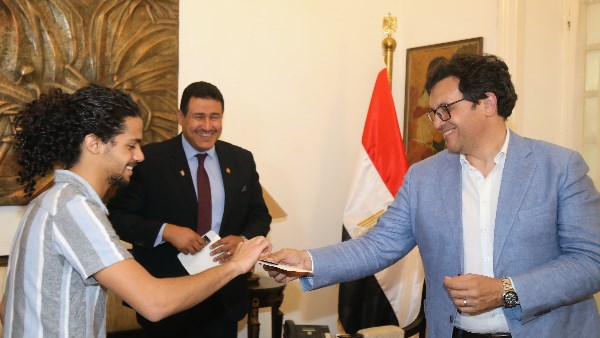 وزير الثقافة يسلم بطاقات “أهلاً وسهلاً بالطلبة”