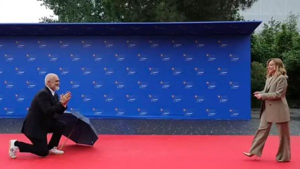 رئيس وزراء ألبانيا يركع لها تحت المطر.