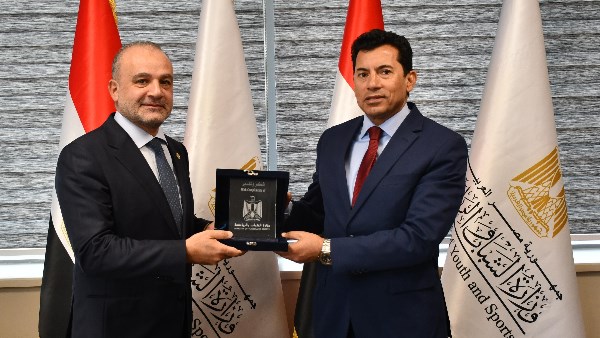 وزير الشباب والرياضة يستقبل رئيس الاتحاد الدولي للسلاح 