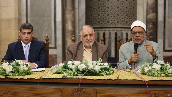 ملتقى الجامع الأزهر: تقبيل الحجر والطواف شعائر توحيد لا وثنية كما يزعم البعض