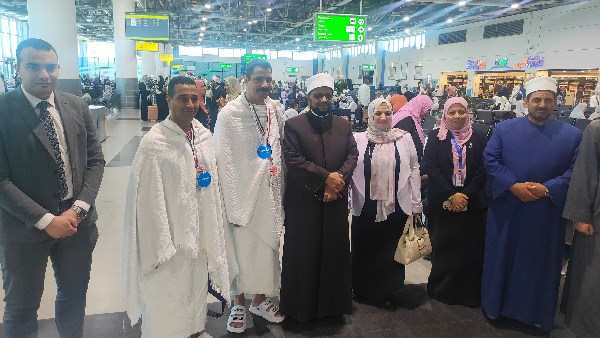 أمين البحوث الإسلامية يتابع جهود وعَّاظ الأزهر وواعظاته في توعية الحُجَّاج بمطار القاهرة