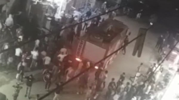 لقطة من محاولات اخماد الحريق