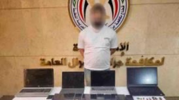 المتهم وأمامه المضبوطات 