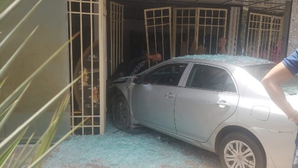 السيارة بعد اقتحام المحل 