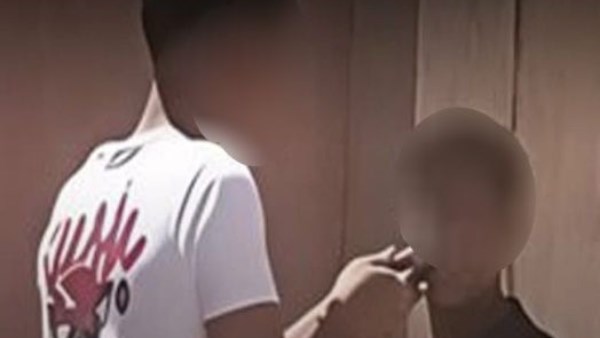 واقفين عند المدرسة.. ضبط طالبين يروعان الفتيات بصاعق كهرباء