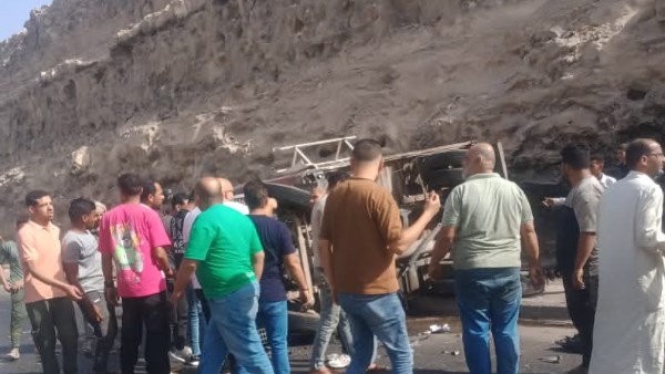 رفع آثار تصادم سيارة ربع نقل على طريق الأوتوستراد