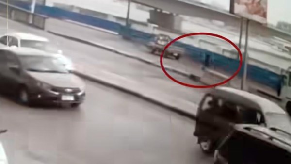 الكاميرات وثقت الواقعة.. حقيقة تعدى فردى شرطة على سائق بالضرب في القاهرة| فيديو