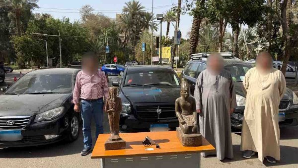 آثار مضروبة.. شخصان يحاولان النصب على آخر بالقاهرة