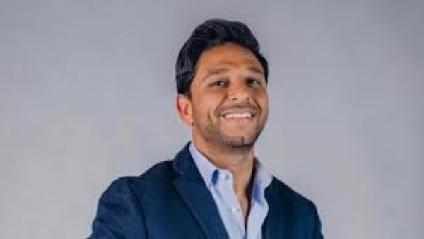 محمد فاروق لاعب الأهلي السابق يتهم خادمته بسرقة مسكنه