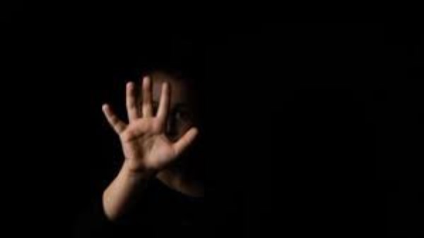 داخل لجنة الامتحان.. معلمة تتهم طالبة في الإعدادي بضربها وصفعها بالهرم
