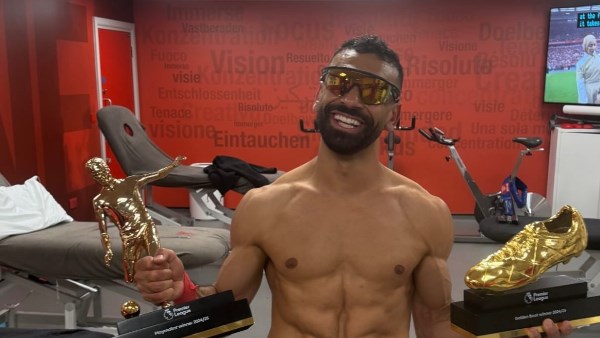 محمد صلاح يحتفل بجائزة هداف الدوري الإنجليزي .. صور