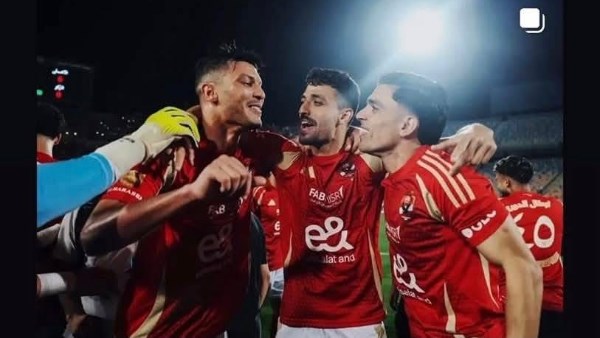 بن شرقي يحتفل بتتويج الأهلي بالدوري على طريقته الخاصة