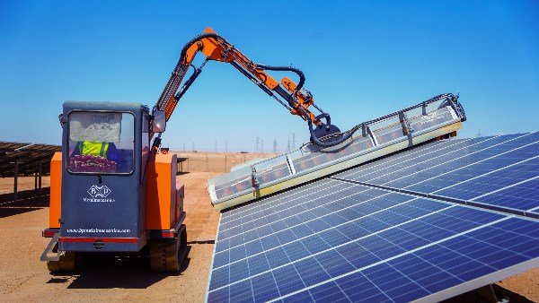 تمكين 24 ألف سيدة.. وفد التخطيط يتابع مشروعات الطاقة المتجددة بأسوان